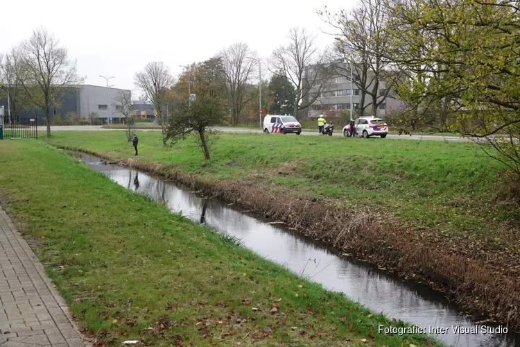 Mogelijk drugsafval gevonden in sloot in Alkmaar