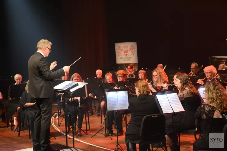 Koninklijke Erepenning & Insigne dirigent worden uitgereikt