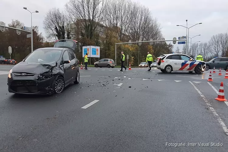 Politieauto met spoed knalt op andere auto op kruispunt Alkmaar: 3 gewonden