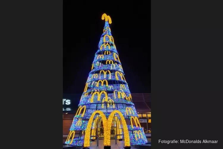 Mega kerstboom bij McDonald&#39;s Alkmaar Oost staat er weer