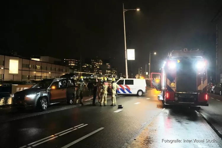 Auto tegen lantaarnpaal gereden in centrum Alkmaar