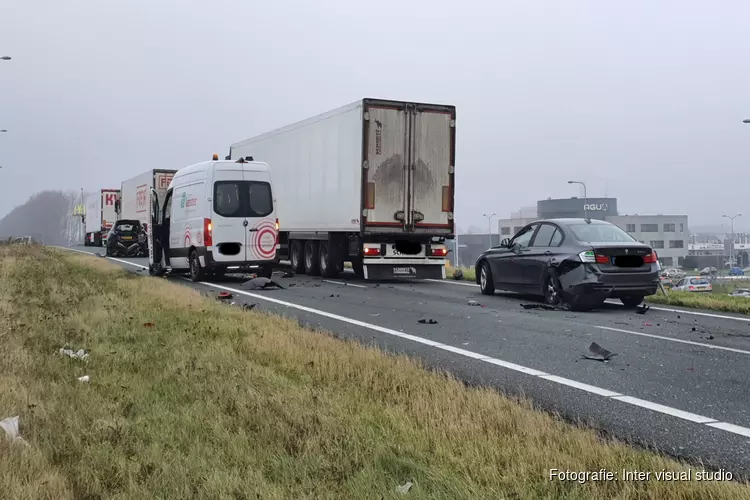 Drie gewonden bij ongeval op N242, weg afgesloten