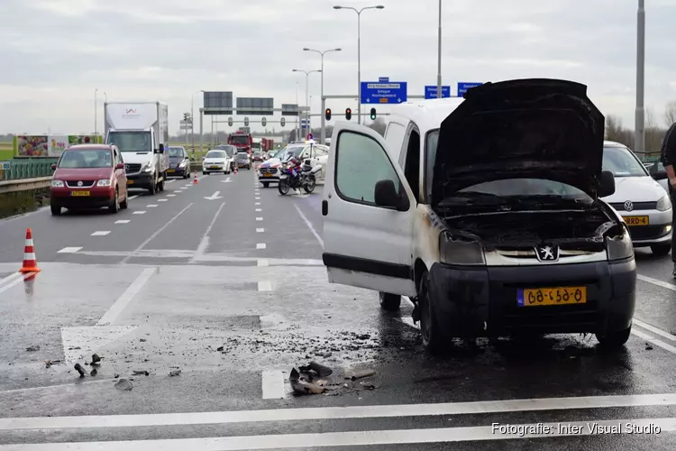 Auto vliegt in brand bij stoplichten Nieuwe Schermerweg