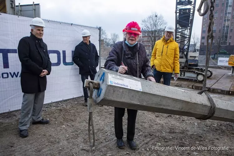 Eerste paal voor nieuw plan Kooimeer