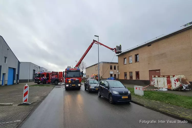 Brand op dak van bedrijfsverzamelgebouw Beverkoog