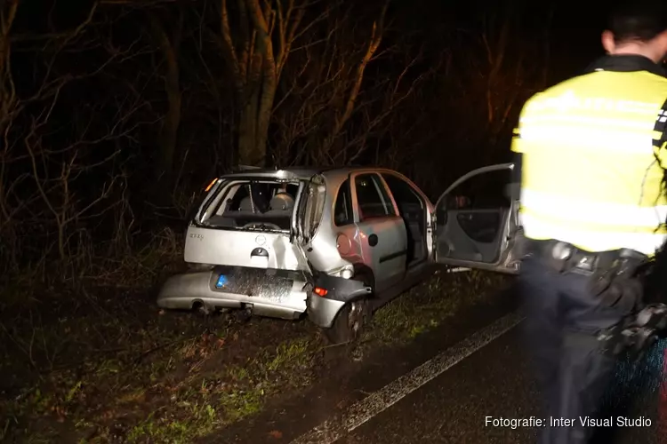 Auto total-loss na glijpartij langs N245