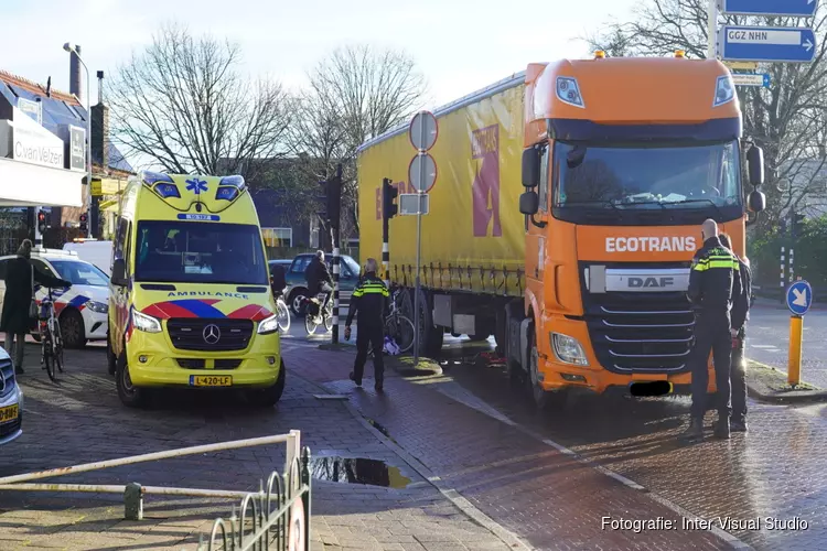 Fietsster komt onder vrachtwagen terecht in Heiloo