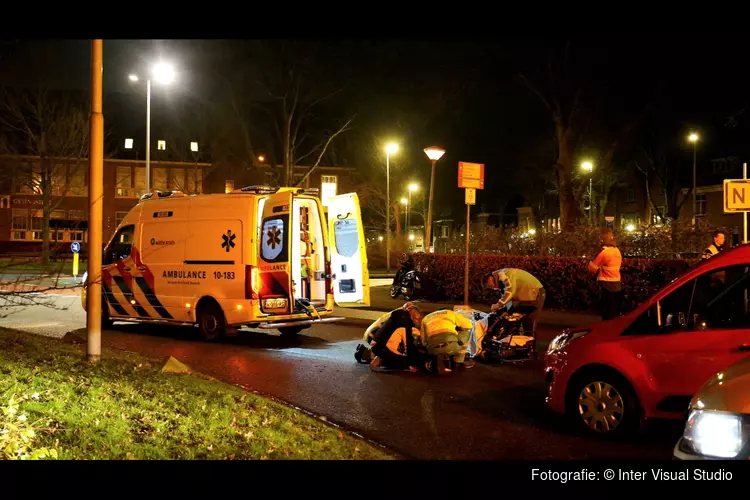 Ongeval tussen scooterrijder en auto in Alkmaar