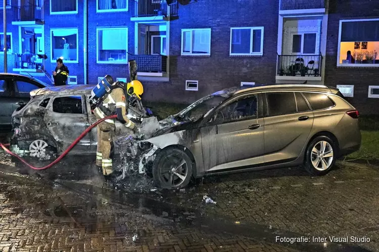 Twee auto&#39;s door brand verwoest in Monseigneur Poelsstraat