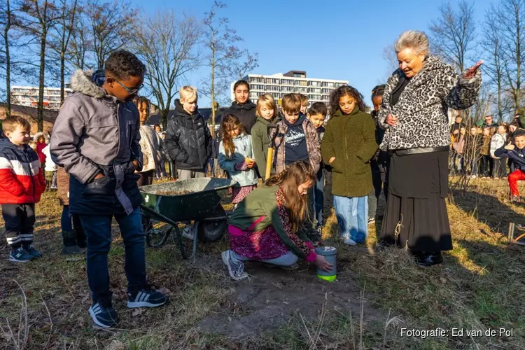 Leerlingen begraven tijdscapsule op bouwterrein tijdens startsein ontwikkeling Campus de Hoef