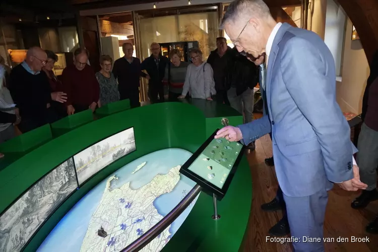 "Van koe naar kaas". Wethouder Pieter Dijkman opent interactieve maquette Kaasmuseum