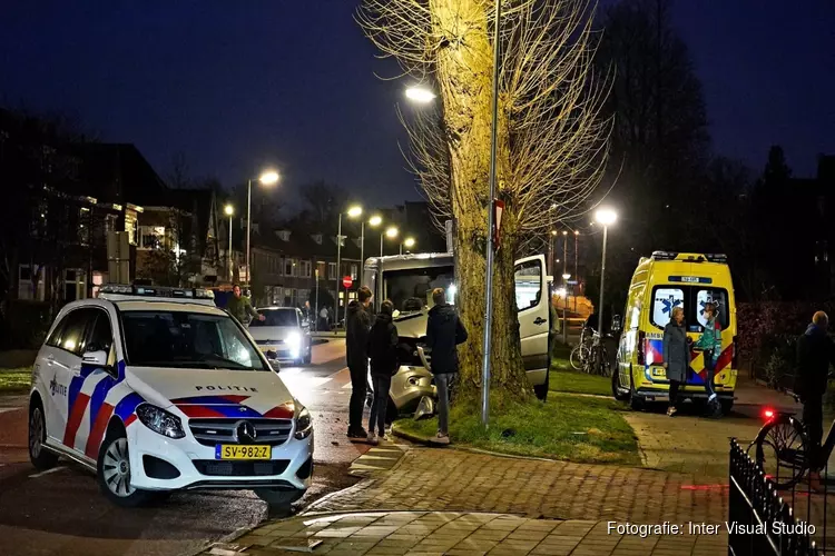 Bestelbus tegen boom gereden in Alkmaar