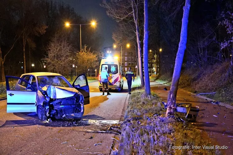 Auto tegen boom op Laan van Bath