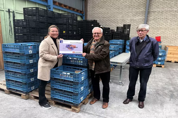 Voedselbank Alkmaar ontvangt donatie uitgereikt door Marleen Vink namens Sement