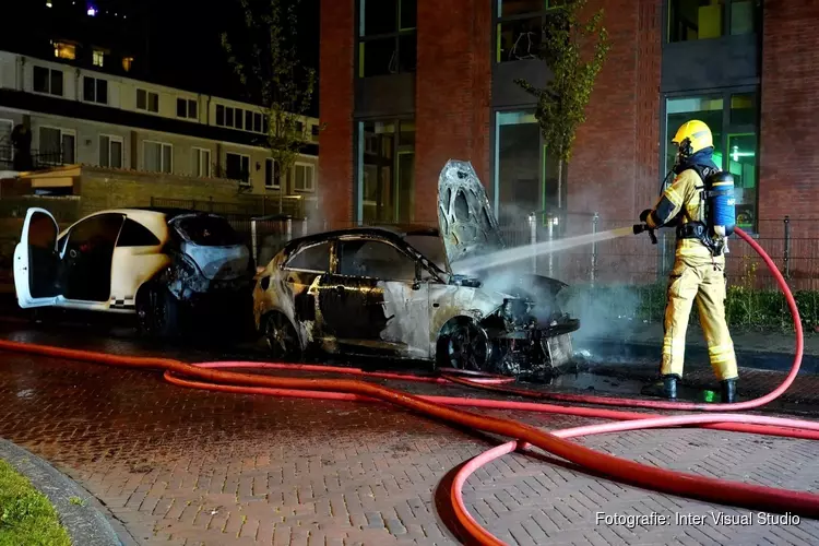 Twee auto&#39;s door brand verwoest in Alkmaarse Percivalstraat