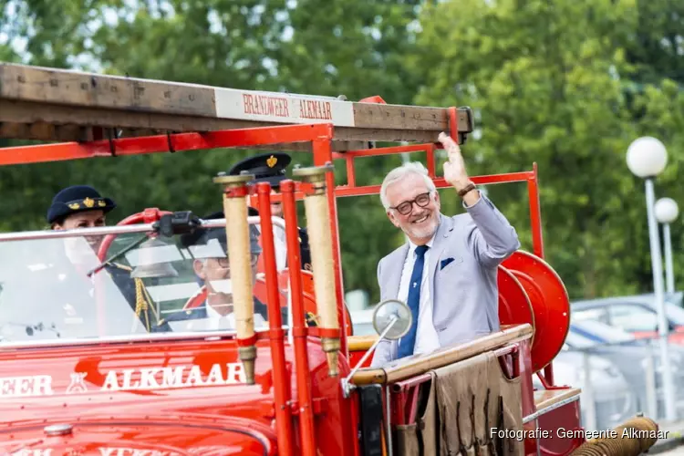 Oud-burgemeester Piet Bruinooge opent de kaasmarkt en pop-upmuseum Truus Weismuller