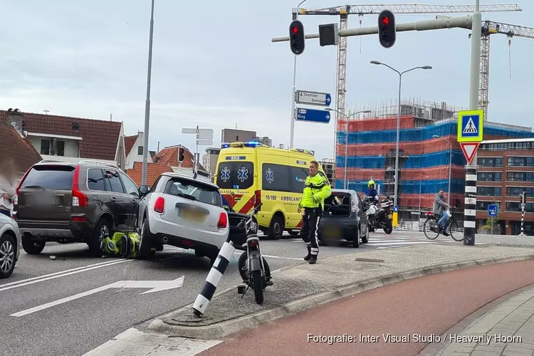 Scooter en twee auto&#39;s betrokken bij ongeval in Alkmaar