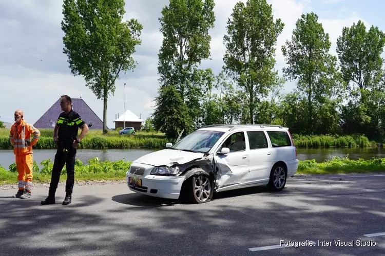 Vrachtwagen en auto in botsing op Boekelerdijk