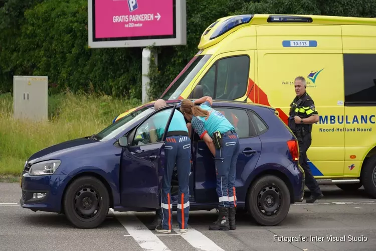 Politieauto van achteren aangereden voor stoplicht