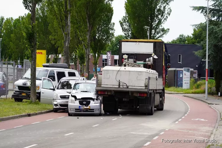 Ongeval tussen vrachtwagen en drie auto&#39;s in Alkmaar