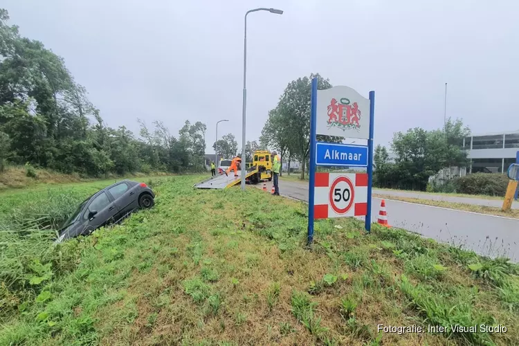 Auto te water langs Hertog Aalbrechtweg in Alkmaar