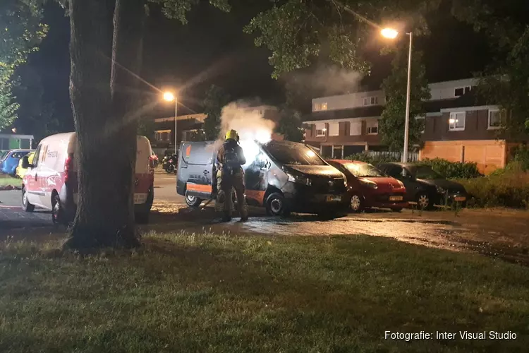 Politie onderzoekt mogelijke brandstichting bestelbus aan El Grecohof