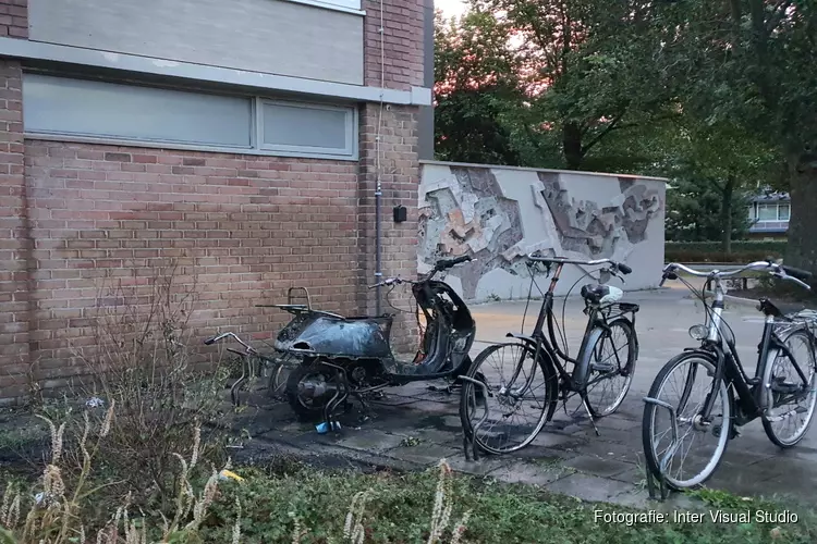 Fietsen en scooter door brand verwoest bij Alkmaarse flat