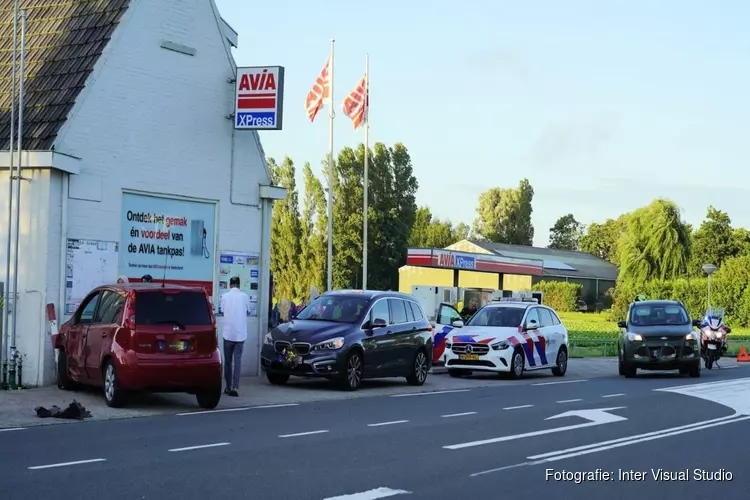 Auto tegen gevel gereden na ongeval in Egmond aan den Hoef