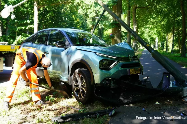 Auto rijdt lantaarnpaal uit de grond in Heiloo