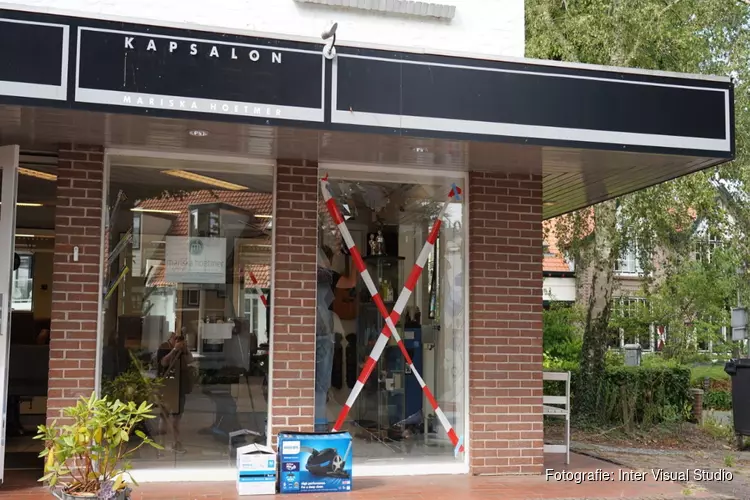 Verwarde man springt door ruit van kapsalon in Heiloo