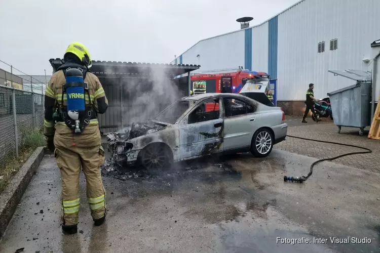 Auto door brand verwoest op industrieterrein in Alkmaar