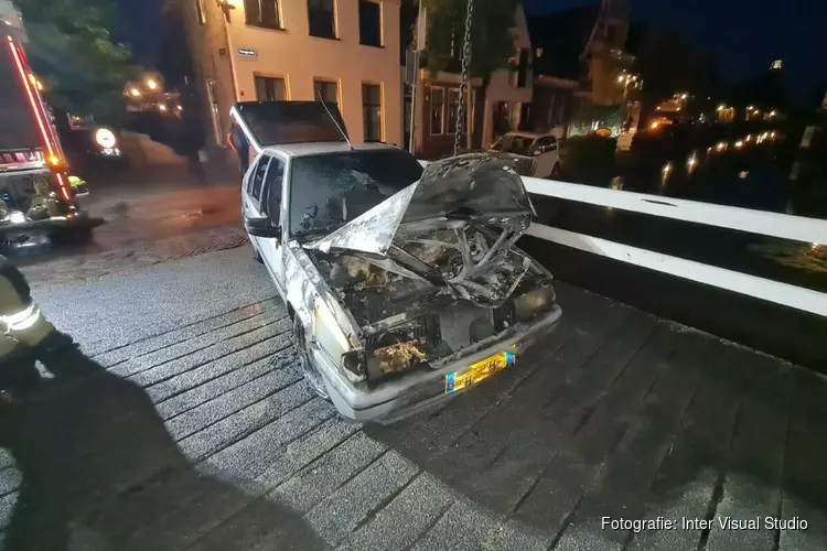 Auto door brand verwoest in De Rijp