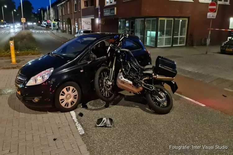 Botsing tussen auto en motor op Vondelstraat