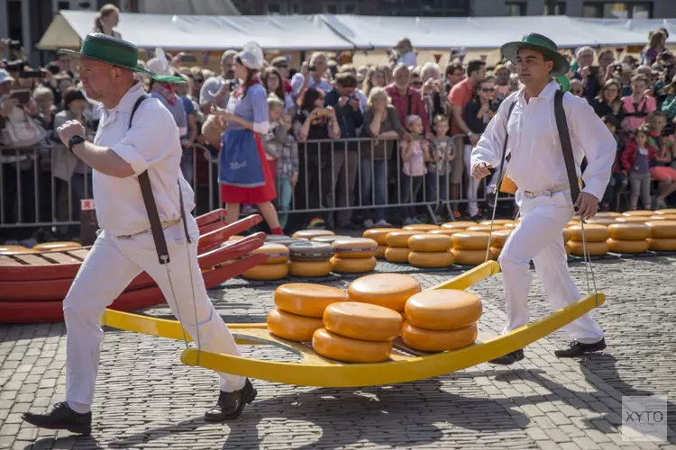 Opening kaasmarkt in teken van 10e editie Alkmaars Bluesweekend