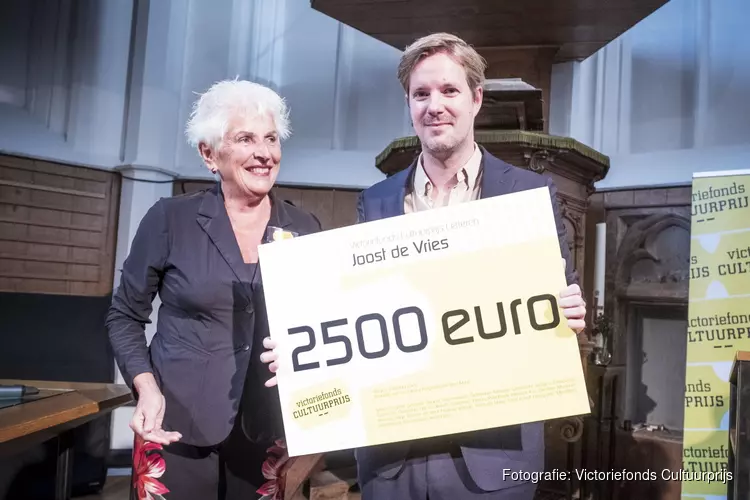 Victoriefonds Cultuurprijs Letteren 2022 gaat naar schrijver Joost de Vries