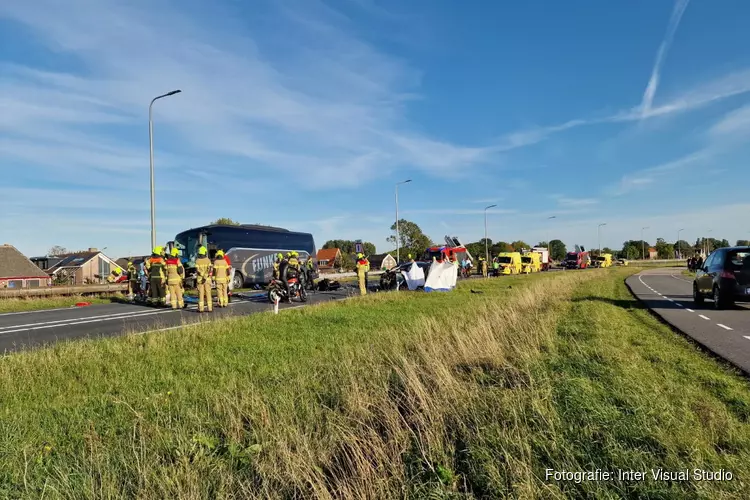 Persoon overleden bij botsing tussen auto en touringcar op N9