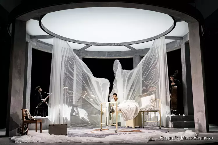 Nederlandse Reisopera met &#39;pocketopera&#39; la Traviata in TAQA Theater De Vest