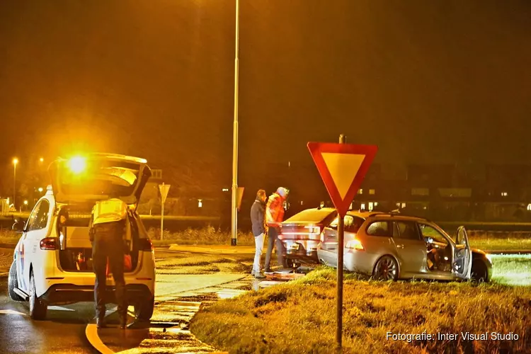 Onder invloed zijnde automobilist aangehouden na crash op rotonde in Egmond aan den Hoef