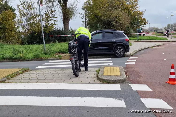 Fietser met spoed naar ziekenhuis na aanrijding in Alkmaar