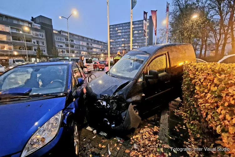 Drie auto&#39;s beschadigd bij ongeluk in Alkmaar