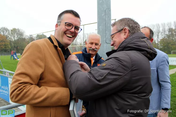 Voormalig Alkmaarsche Boys-voorzitter Michel Kuijpers onderscheiden met zilveren waarderingspeld van KNVB