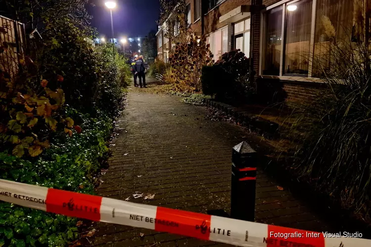 Explosie bij voorkant van woning in Alkmaar