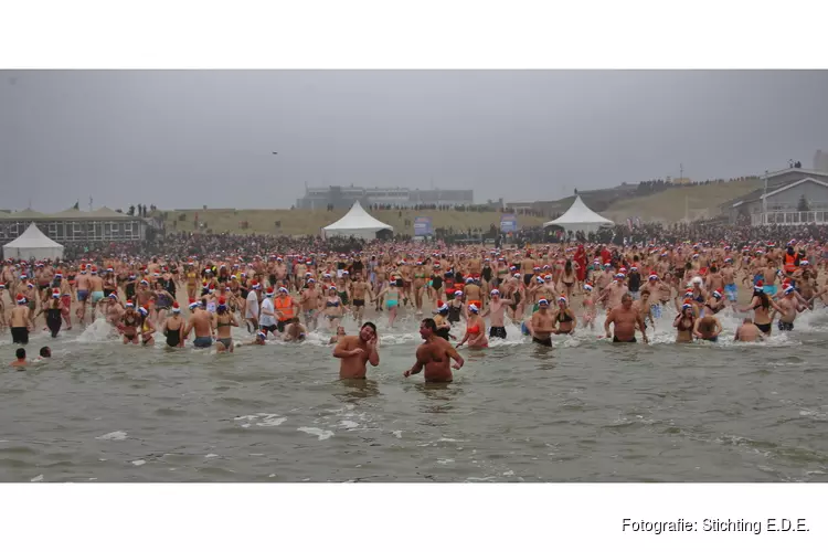 Egmondse Nieuwjaarsduik keert terug als vanouds