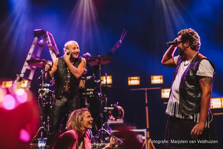 Hij zei ja! Huwelijksaanzoek voor bandlid Goldband in Podium Victorie