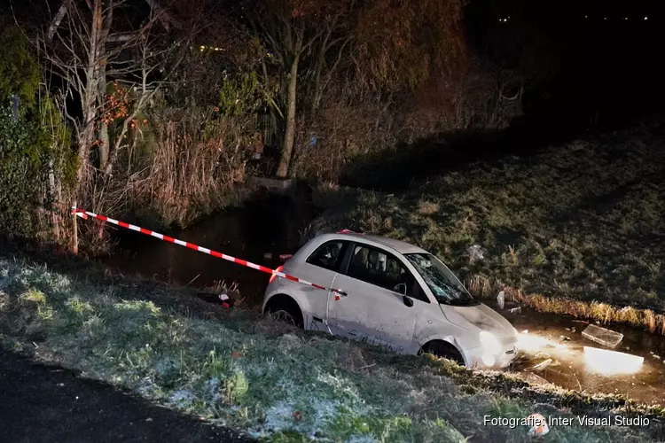 Auto in de sloot door gladheid in Starnmeer