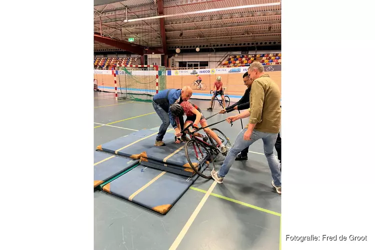 Het was weer vallen op de wielerbaan in Alkmaar...