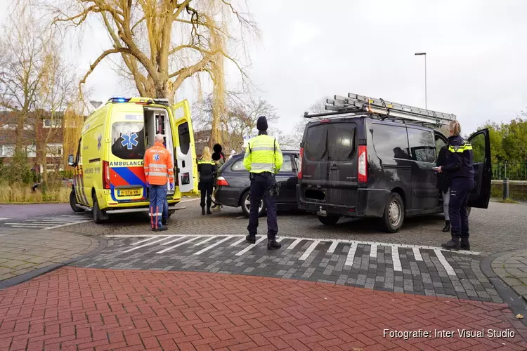 Gewonde bij aanrijding tussen auto en bestelbus in Alkmaar