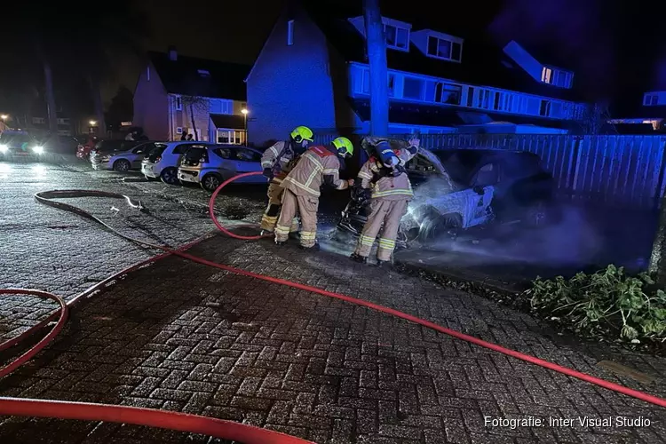 Auto door brand verwoest aan Marco Polostraat