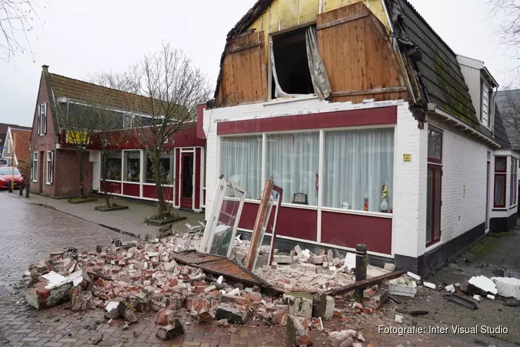 Voorgevel van Chinees restaurant omgevallen in Broek op Langedijk