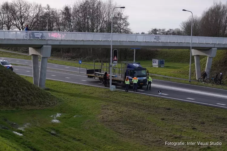 Botsing tussen drie vrachtwagens op N242 bij Heerhugowaard